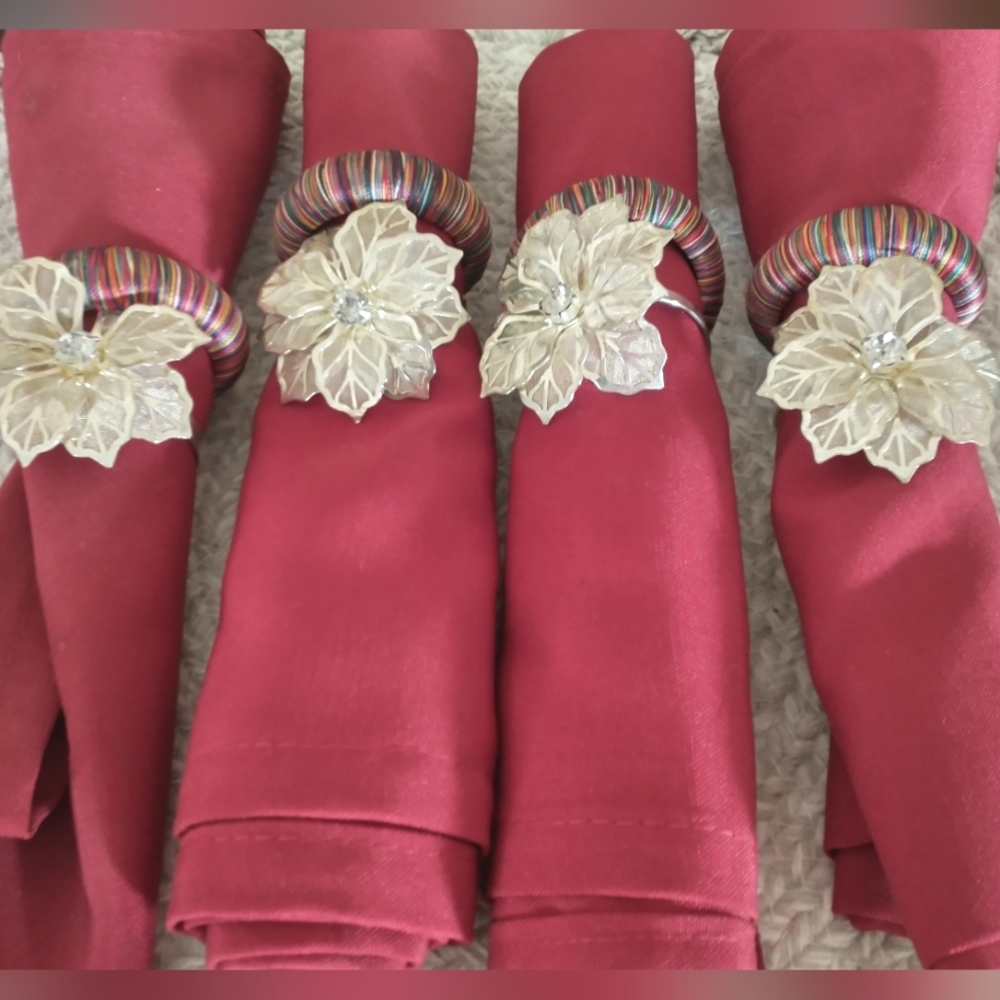 Hollow Out Flower/Round Ring Holder and Napkins Set of Four